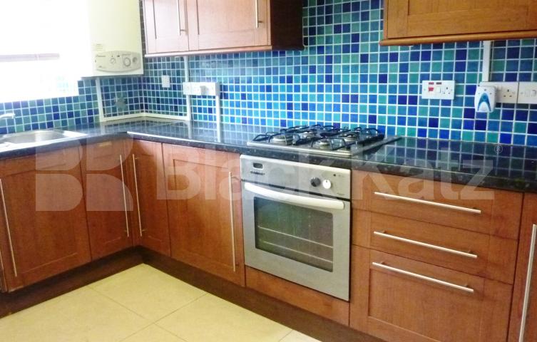 			IDEAL FOR 3 SHARERS!, 2 Bedroom, 1 bath, 1 reception Flat			 Rochester Square, CAMDEN  